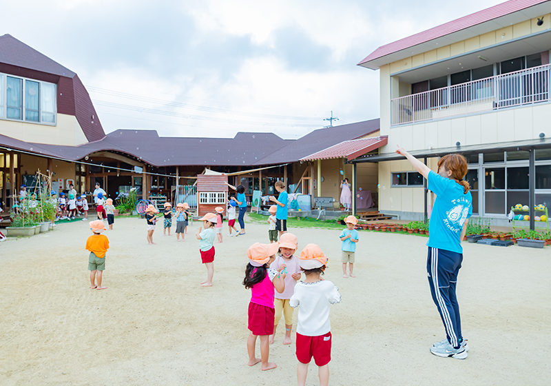 徒歩通園児登園・自由遊び・戸外遊び