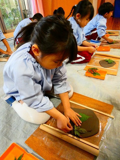 土粘土で葉っぱのお皿作り ｜ 学校法人北口学園 太平寺幼稚園│堺市